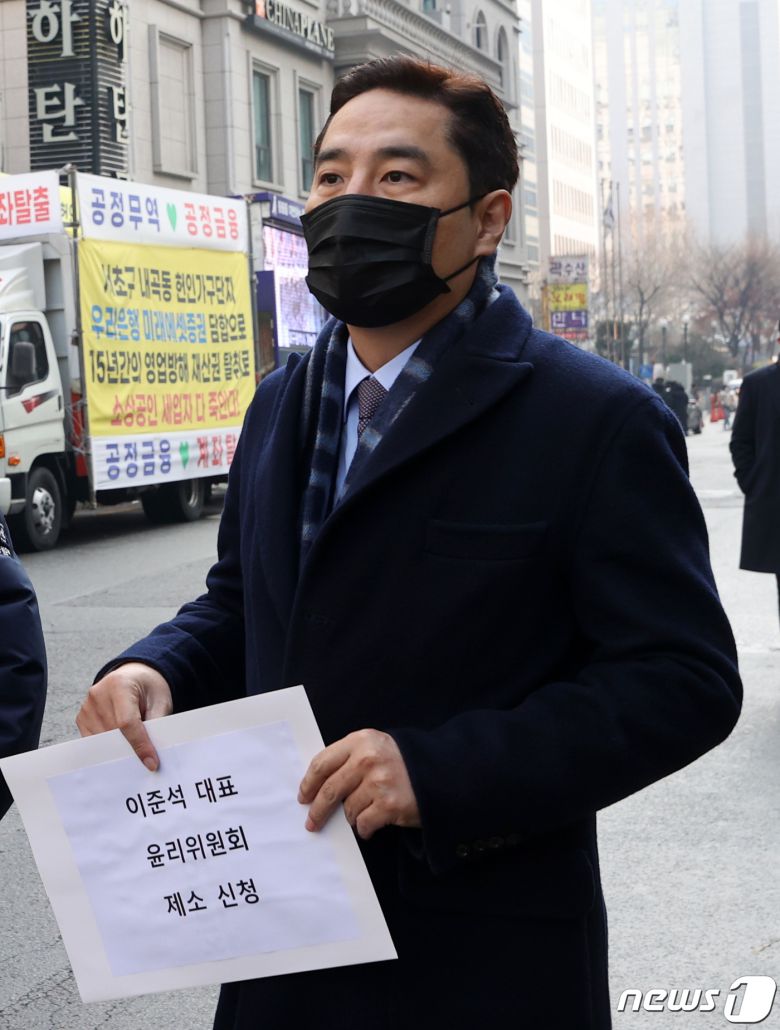 유튜브 채널 가로세로연구소(가세연)를 운영하는 강용석 변호사가 29일 오전 서울 여의도 국민의힘 당사 앞에서 이준석 국민의힘 대표에 대한 당 윤리위원회 제소 신청서를 들어보이고 있다. 2021.12.29/뉴스1 © News1 구윤성 기자