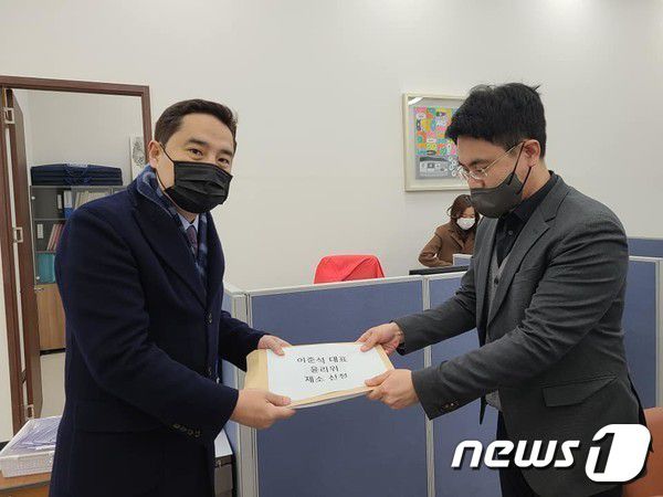 유튜브 채널 '가로세로연구소'를 운영하는 강용석 변호사가 29일 국민의힘 이준석 대표의 '성상납 의혹'과 관련, 당 윤리위원회에 제소했다. (강용석 변호사 페이스북 캡처)2021.12.29/뉴스1