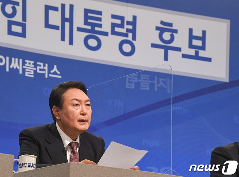 윤석열 국민의힘 대선 후보가 28일 서울 양천구 한국방송회관에서 열린 한국방송기자클럽 초청 토론회에서 발언을 하고 있다. 2021.12.28/뉴스1 © News1 국회사진취재단