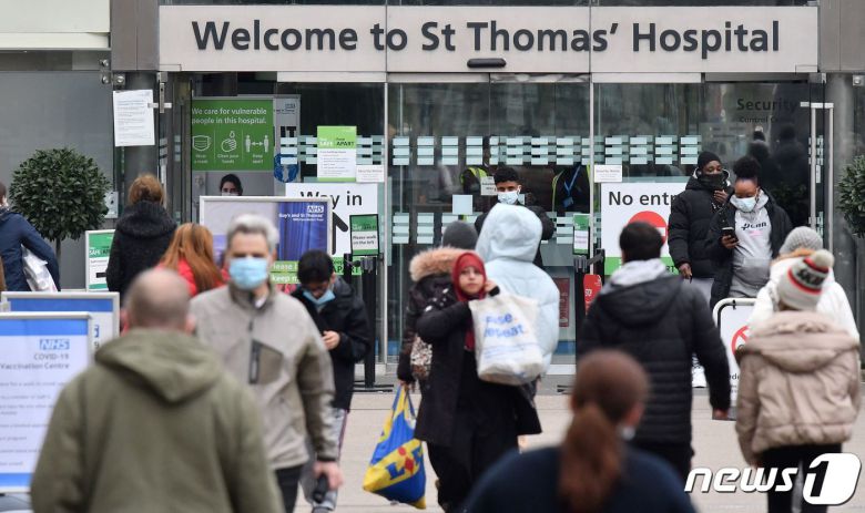 영국 런던 세인트토마스 종합병원 입구의 2021년 12월 23일 모습. © AFP=뉴스1 © News1 최서윤 기자