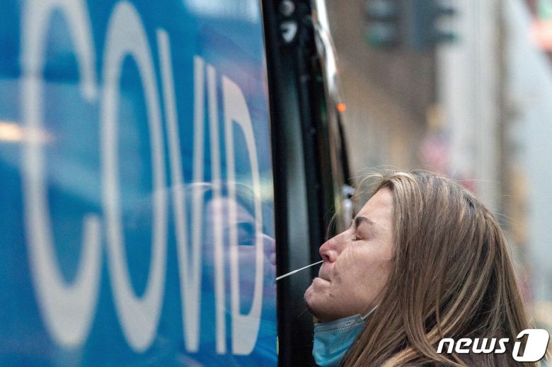 오미크론 확산에 따라 미국 뉴욕 맨해튼에 마련된 코로나19 팝업 검진소에서 2021년 12월 27일 한 여성이 코로나 검사를 받고 있다. © 로이터=뉴스1 © News1 최서윤 기자