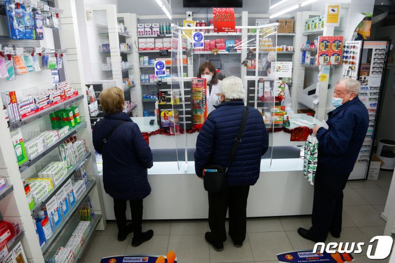 스페인에서 간이 코로나19 검사 키트를 구매 중인 시민들. © 로이터=뉴스1 © News1 정윤영 기자