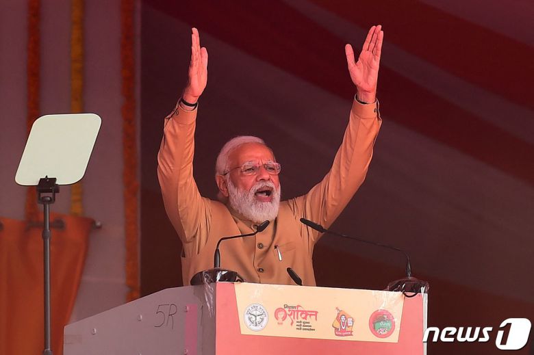 마스크 없이 인도 북동부 우타르프라데시주 알리하바드에서 유세를 하고 있는 나렌드라 모디 인도 총리. © AFP=뉴스1