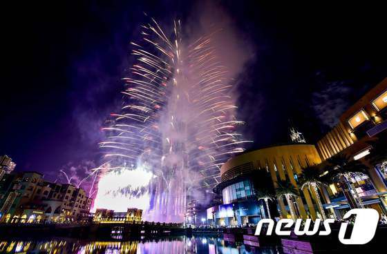 2017년 1월1일(현지시간) 아랍에미리트(UAE) 두바이에서 열린 새해맞이 행사 도중 터진 폭죽이 부르즈칼리파를 밝히고 있다. © AFP=뉴스1 © News1 최종일 기자