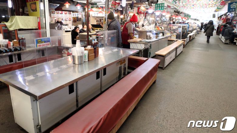 31일 서울 종로구 광장시장이 점심시간인데도 한산한 모습을 보이고 있다. 이날 정부는 거리두기 강화로 피해를 입은 소기업·소상공인에게 설 전에 손실보상금 500만원을 선지급하기로 했다. 2021.12.31/뉴스1 © News1 김명섭 기자