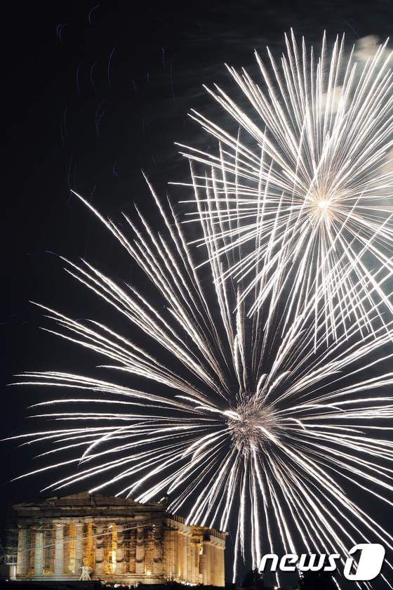 2017년 1월 1일(현지시간) 그리스 아테네에서 열린 새해맞이 행사에서 파르테논 신전 위로 폭죽이 터졌다. © AFP=뉴스1 © News1 최종일 기자