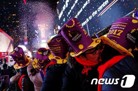 2016년 12월 31일(현지시간) 새해맞이 행사가 열리고 있는 미국 뉴욕 타임스퀘어에서 커플이 키스하고 있다. © AFP=뉴스1 © News1 최종일 기자