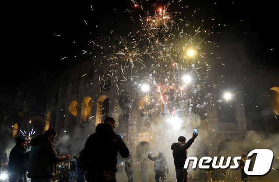 2017년 1월 1일(현지시간) 이탈리아 로마에서 열린 새해맞이 행사 도중 콜롬세움에서 폭죽이 터졌다. © AFP=뉴스1 © News1 최종일 기자
