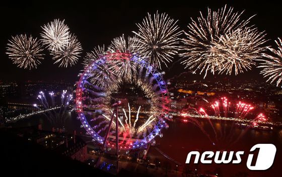 2017년 1월 1일(현지시간) 영국 런던에서 열린 새해맞이 행사에서 폭죽이 터졌다. © AFP=뉴스1 © News1 최종일 기자