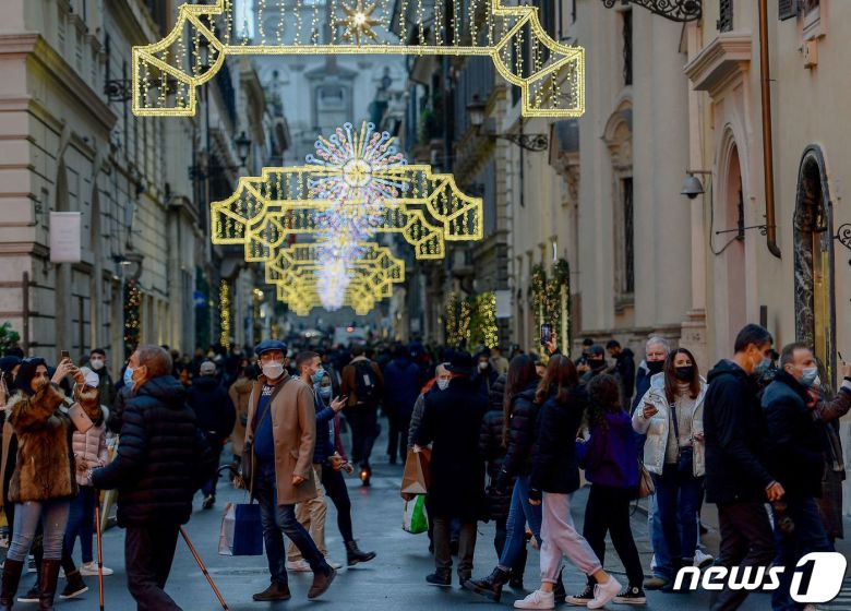 지난 23일 크리스마스를 앞두고 이탈리아 로마의 쇼핑 거리에 시민들이 북적이던 모습. © AFP=뉴스1 © News1 우동명 기자