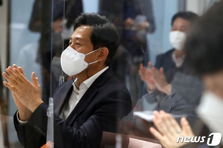 오세훈 서울시장이 28일 오후 서울 금천구 청년취업사관학교 금천캠퍼스에서 열린 개관식에서 박수치고 있다. 청년취업사관학교는 2030 청년 구직자들에게 4차산업 디지털 신기술 분야의 실무교육을 무료로 제공하고 취업·창업까지 연계한다. 기업이 필요로 하는 4차산업 기술인력을 연 2000명씩 양성해 청년 취업난을 해소하는 것이 목표다. 2021.12.28/뉴스1 © News1 이승배 기자