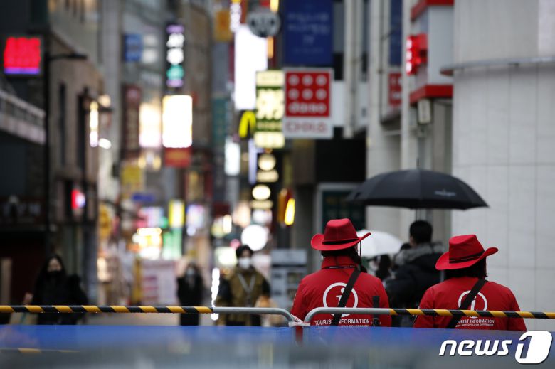 아프리카발 새 변이 바이러스 '오미크론'의 등장으로 우리나라를 포함한 대부분의 국가는 아프리카발 입국자에 대한 검역과 입국 규제를 강화하고 있다. © News1 DB 이승배 기자