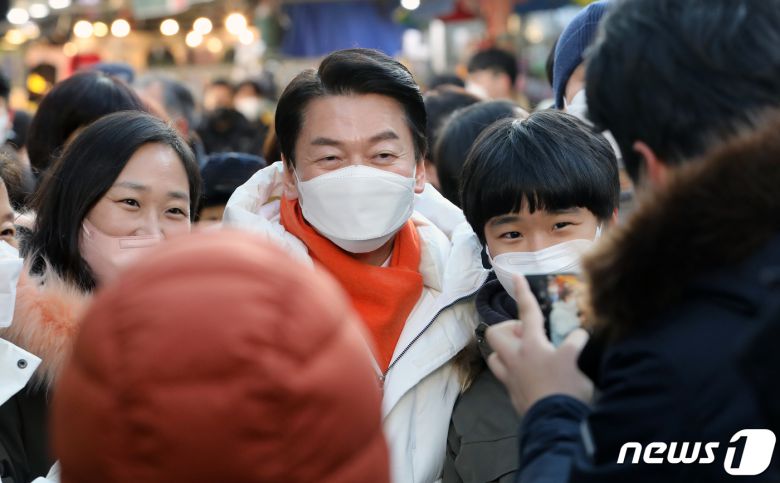 안철수 국민의당 대선 후보가 30일 오후 인천시 모래내시장을 방문해 시민들과 사진을 촬영하고 있다. 2021.12.30/뉴스1 © News1 정진욱 기자