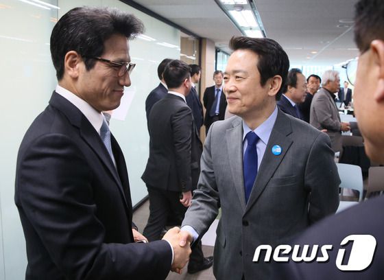 왼쪽부터 전병국 전 바른정당 대표와 남경필 전 경기도지사./뉴스1 © News1 송원영 기자