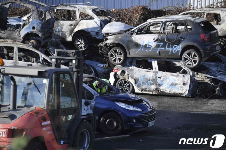 지난 1일(현지시간) 프랑스 동부 스트라스부르의 새해 전야제 이후 시 직원들이 불에 탄 차량들을 모아놓은 모습. 2022.01.02/news1 © AFP=뉴스1 © News1 김민수 기자