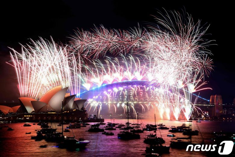 호주 시드니에서 지난 1일(현지시간) 하버브릿지와 오페라하우스 위로 새해 전야 불꽃놀이가 진행되고 있다. 2022.01.02 © AFP=뉴스1 © News1 김민수 기자