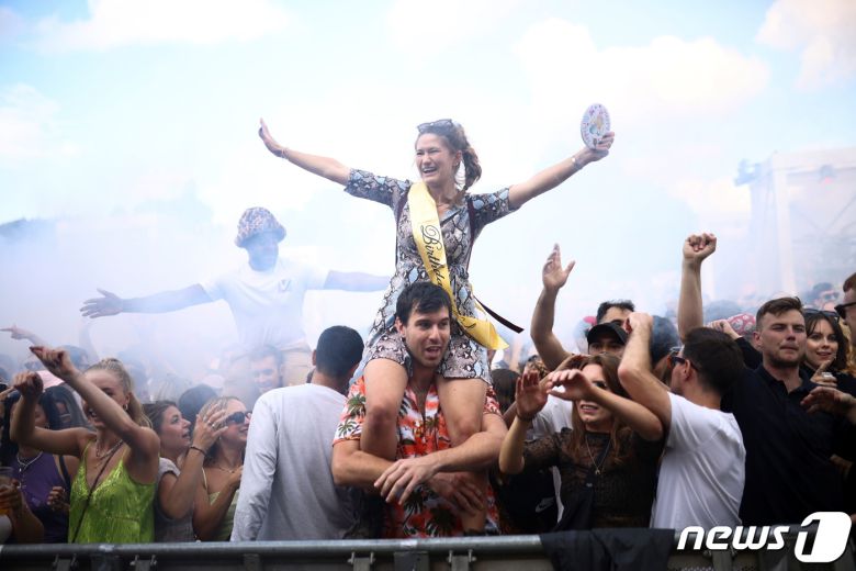 1일(현지시간) 위드 코로나가를시행 중인 영국 런던에서 갈라 축제 참가자들이 마스크 없이 춤을 추고 있다. © 로이터=뉴스1 © News1 이정후 기자
