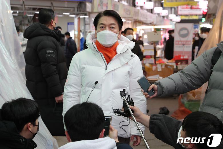 안철수 국민의당 대선후보가 31일 서울시 강북구 수유재래시장을 방문한 뒤 취재진의 질문에 답변하고 있다. 2021.12.31/뉴스1 © News1 국회사진취재단