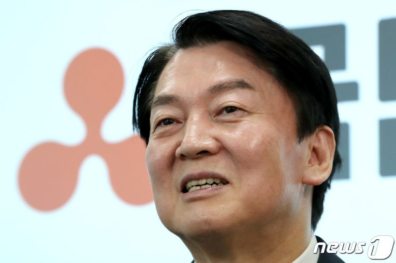 안철수 국민의당 대선후보가 31일 서울 여의도 당사에서 뉴스1과 인터뷰 하고 있다. 2021.12.31/뉴스1 © News1 이동해 기자