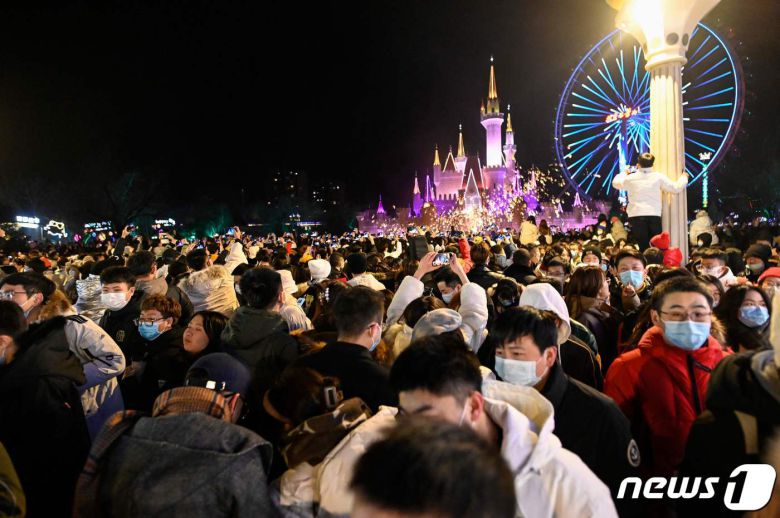 지난 1일(현지시간) 중국 베이징 한 놀이공원에 사람들이 새해를 맞이해 몰려들었다. 2022.01.02/news1 © AFP=뉴스1 © News1 김민수 기자