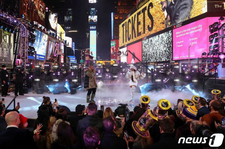 1일(현지시간) 미국 뉴욕시 타임스스퀘어 광장에서 새해 전야제가 열리고 있다. 2022.01.02/news1 © 로이터=뉴스1 © News1 김민수 기자