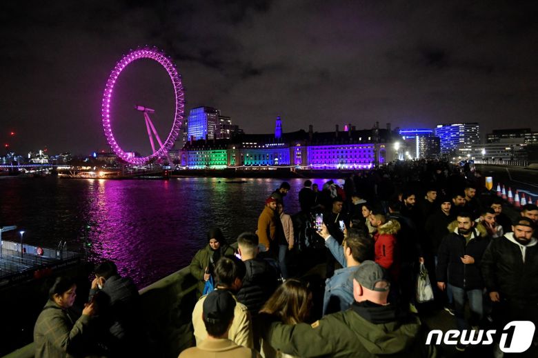 지난 1일(현지시간) 런던시민들이 새해를 맞이해 웨스트민스터 다리에 모여들고 있다. 2022.01.02/news1 © 로이터=뉴스1 © News1 김민수 기자