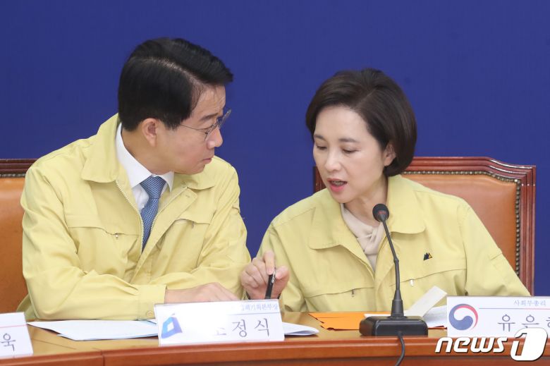 유은혜 사회부총리 겸 교육부 장관(오른쪽)과 조정식 더불어민주당 의원. 2020.3.18/뉴스1 © News1 임세영 기자
