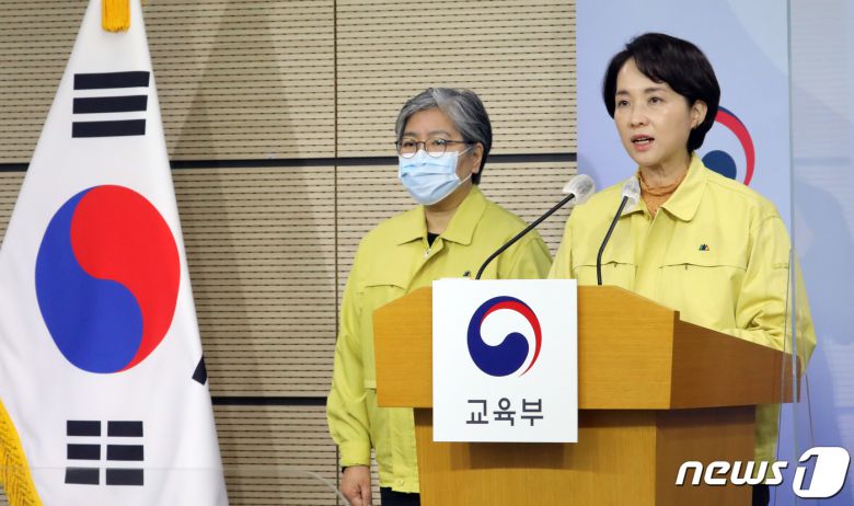 유은혜 사회부총리 겸 교육부 장관과 정은경 질병관리청장이 지난해 12월1일 정부세종청사 교육부 브리핑실에서 '안정적 전면등교 및 소아·청소년(12~17세) 접종 참여 확대를 위한 대국민 호소문 및 백신 접종률 제고 방안'을 발표하고 있다. /뉴스1 © News1 장수영 기자