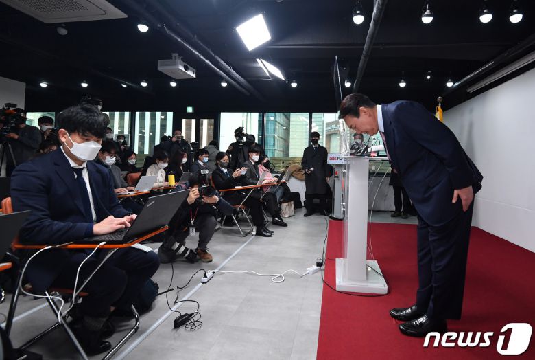 윤석열 국민의힘 대선 후보가 5일 오전 서울 여의도 국민의힘 당사에서 열린 선거대책위원회 쇄신 관련 기자회견에서 인사하고 있다. 윤 후보는 이날 기자회견을 통해 "오늘부로 선거대책위원회를 해산하고 철저한 실무형 선대본부를 구성하겠다＂고 밝혔다. 2022.1.5/뉴스1 © News1 이승배 기자