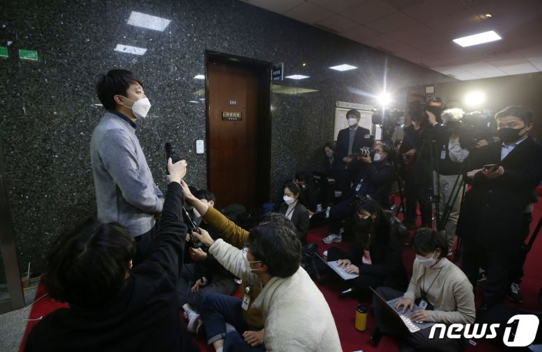 이준석 국민의힘 대표가 5일 오후 서울 여의도 국회 당대표실 앞에서 취재진에게 윤석열 대선 후보의 선대위 쇄신 기자회견에 대한 입장을 밝히고 있다. 2022.1.5/뉴스1 © News1 이승배 기자