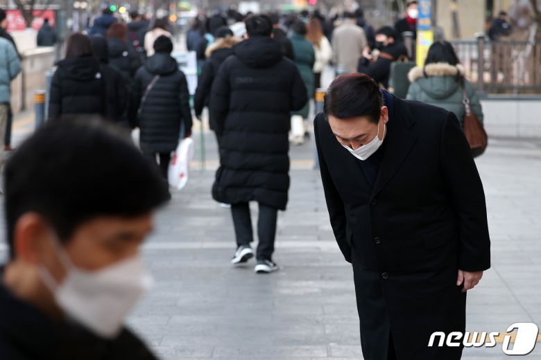 윤석열 국민의힘 대선후보가 6일 오전 서울 영등포구 여의도역 인근에서 출근길 인사를 하고 있다. 2022.1.6/뉴스1 © News1 이승배 기자