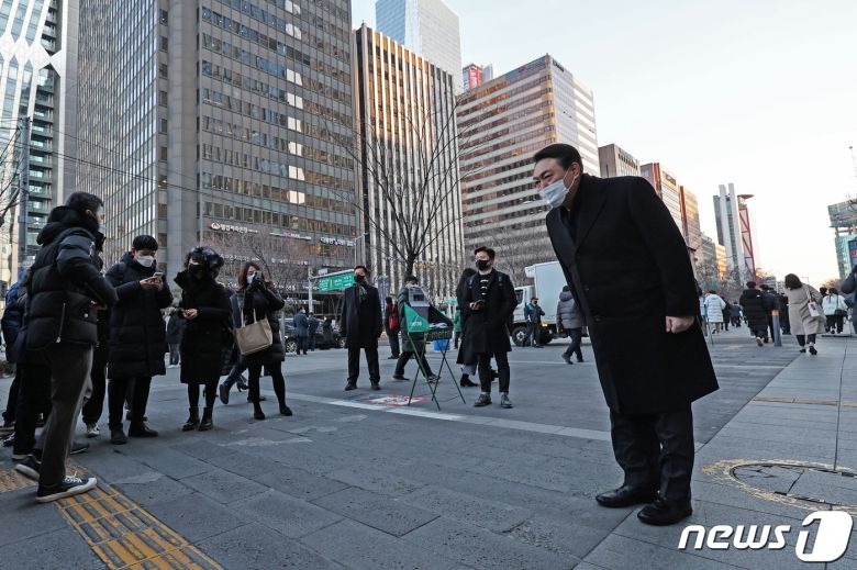윤석열 국민의힘 대선후보가 6일 오전 서울 영등포구 여의도역 인근에서 출근길 인사를 하고 있다. 2022.1.6/뉴스1 © News1 이승배 기자