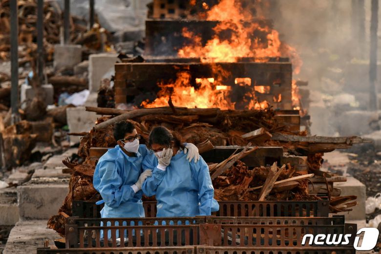 2021년 봄 델타 변이의 불길을 크게 입은 인도는 오미크론 유행이 시작되자 바짝 긴장하고 있다. 사진은 작년 5월 인도에서 코로나19로 가족을 잃은 사람들이 화장터에서 눈물을 흘리는 모습. © 로이터=뉴스1 © News1 원태성 기자