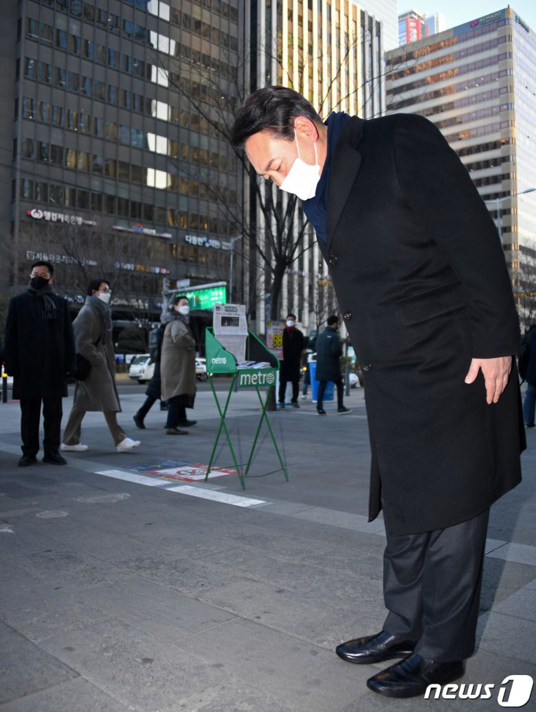 윤석열 국민의힘 대선후보가 6일 오전 서울 영등포구 여의도역 인근에서 출근길 인사를 하고 있다. 2022.1.6/뉴스1 © News1 이승배 기자