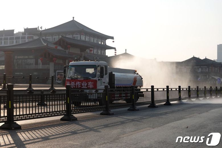 31일(현지시간) 새해를 하루 앞두고 코로나19 봉쇄 속 중국 산시성 시안 거리에서 트럭이 살균제를 뿌리고 있다. © AFP=뉴스1 © News1 우동명 기자