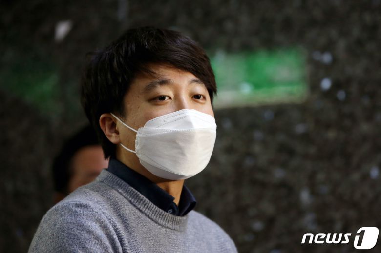 이준석 국민의힘 대표가 5일 오후 서울 여의도 국회 당대표실 앞에서 취재진에게 윤석열 대선 후보의 선대위 쇄신 기자회견에 대한 입장을 밝히고 있다. 2022.1.5/뉴스1 © News1 이승배 기자