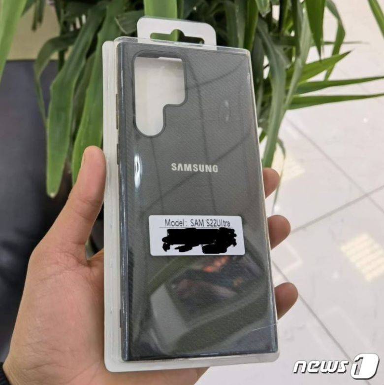IT 트위터리안 마우리QHD가 공개한 갤럭시S22 울트라의 케이스는 모델명으로 'SAM S22Ultra'라는 스티커가 붙어있어 '울트라' 유지설에 힘을 더했다.(마우리QHD 트위터 갈무리) ⓒ 뉴스1