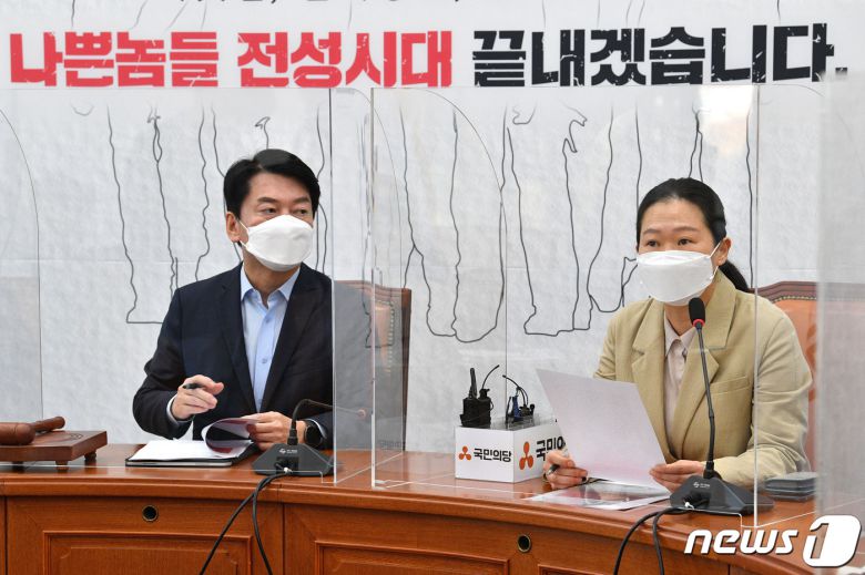 권은희 국민의당 원내대표가 28일 오전 서울 여의도 국회에서 열린 제129차 최고위원회의에서 모두발언을 하고 있다. 왼쪽은 안철수 대표. 2021.10.28/뉴스1 © News1 이동해 기자