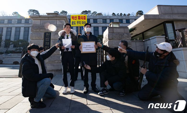 유튜버 양대림 군(왼쪽)과 채명성 변호사가 7일 오후 서울 종로구 헌법재판소 앞에서 방역패스 효력정지 가처분 신청서 접수에 앞서 기자회견을 하고 있다. 2022.1.7/뉴스1 © News1 이재명 기자