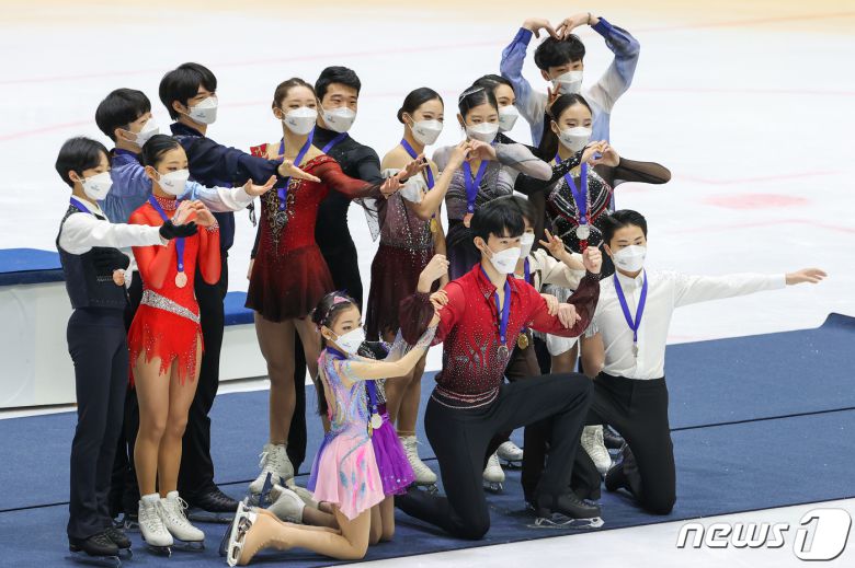 9일 경기 의정부실내빙상장에서 열린 KB금융 코리아 피겨스케이팅 챔피언십 2022(제76회 전국남녀 피겨스케이팅 종합선수권대회)에서 유영, 차준환 등 수상자들이 기념촬영을 하고 있다. 2022.1.9/뉴스1 © News1 안은나 기자