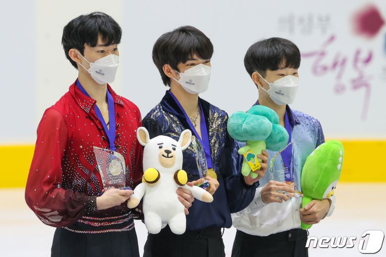 9일 경기 의정부실내빙상장에서 열린 KB금융 코리아 피겨스케이팅 챔피언십 2022(제76회 전국남녀 피겨스케이팅 종합선수권대회) 시상식에서 이시형(왼쪽부터), 차준환, 경재석이 각각 2위, 1위, 3위를 차지한 뒤 기념촬영을 하고 있다. 2022.1.9/뉴스1 © News1 안은나 기자