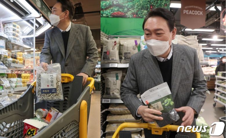 윤석열 국민의힘 대선 후보가 8일 이마트 이수점에서 여수멸치와 약콩을 사고 있다. 윤 후보는 인스타그램에 두 사진을 올렸다.<사진=국민의힘 선거대책본부 제공>© 뉴스1