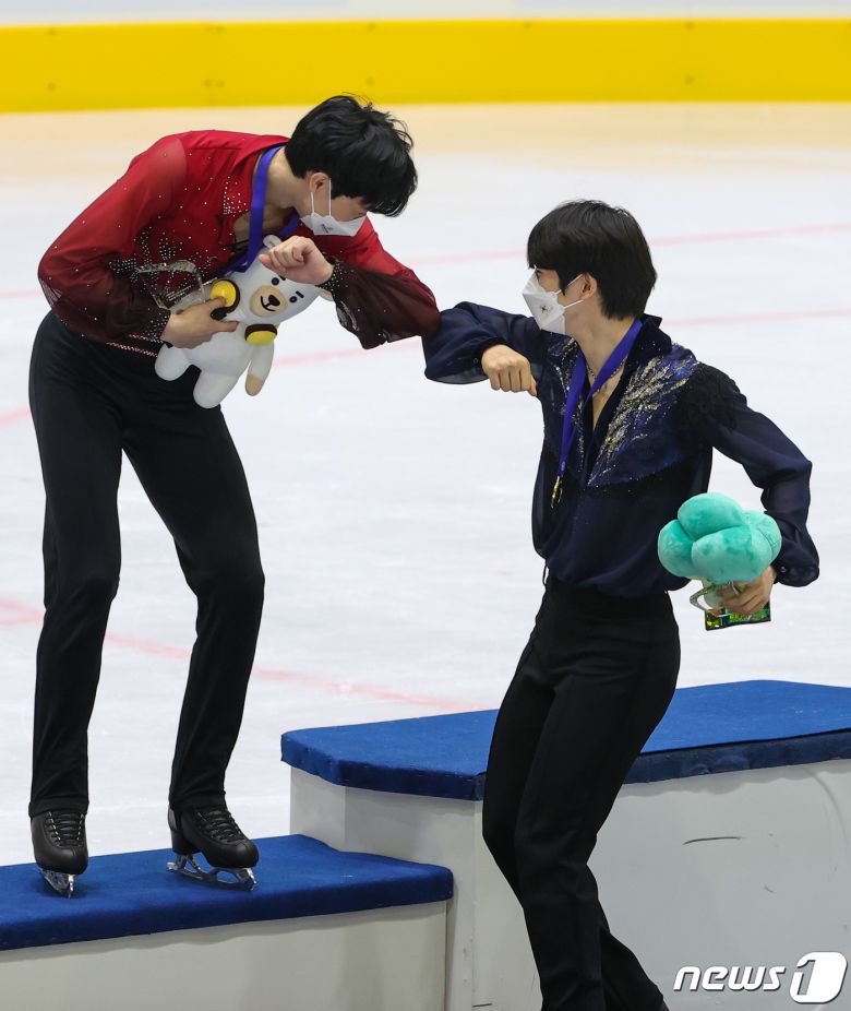 9일 경기 의정부실내빙상장에서 열린 KB금융 코리아 피겨스케이팅 챔피언십 2022(제76회 전국남녀 피겨스케이팅 종합선수권대회) 시상식에서 차준환과 이시형이 팔꿈치 인사를 나누고 있다. 2022.1.9/뉴스1 © News1 안은나 기자