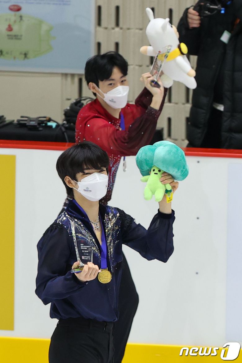 9일 경기 의정부실내빙상장에서 열린 KB금융 코리아 피겨스케이팅 챔피언십 2022(제76회 전국남녀 피겨스케이팅 종합선수권대회) 시상식에서 차준환과 이시형이 트로피를 들어보이고 있다. 2022.1.9/뉴스1 © News1 안은나 기자