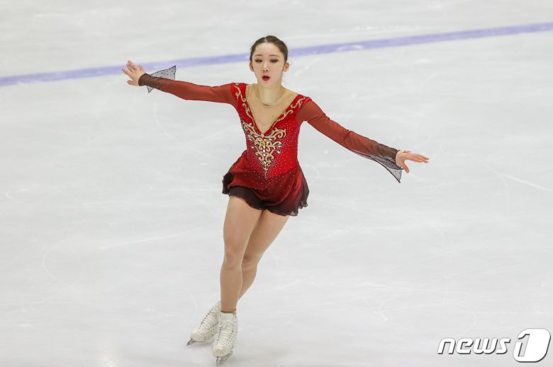 9일 경기 의정부실내빙상장에서 열린 KB금융 코리아 피겨스케이팅 챔피언십 2022(제76회 전국남녀 피겨스케이팅 종합선수권대회)에서 김예림(수리고)이 프리 스케이팅을 펼치고 있다. 2022.1.9/뉴스1 © News1 안은나 기자