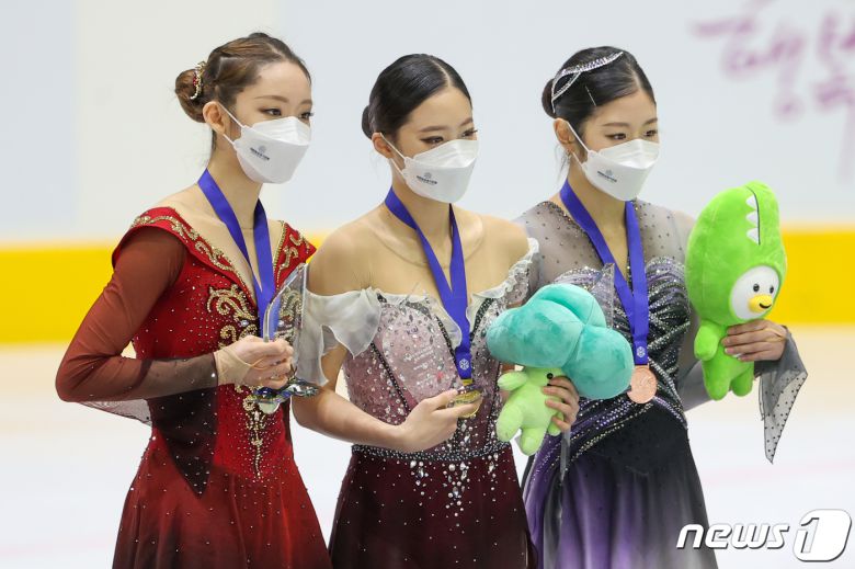 9일 경기 의정부실내빙상장에서 열린 KB금융 코리아 피겨스케이팅 챔피언십 2022(제76회 전국남녀 피겨스케이팅 종합선수권대회) 시상식에서 김예림(왼쪽부터), 유영, 이해인이 각각 2위, 1위, 3위를 차지한 뒤 기념촬영을 하고 있다. 2022.1.9/뉴스1 © News1 안은나 기자