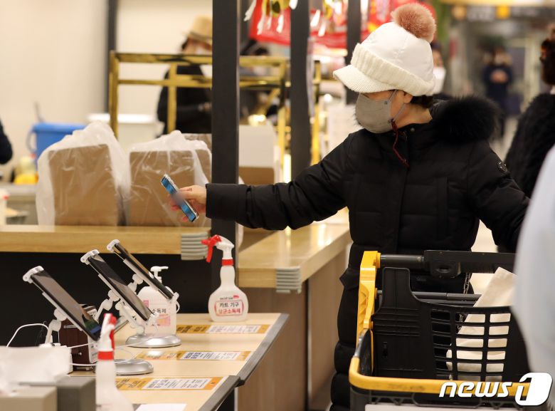 백화점·대형마트 등 면적 3000㎡ 이상 대규모 점포에 대한 방역패스 의무 적용이 시행된 10일 오후 서울 시내 한 대형마트에서 시민들이 QR코드로 출입인증을 하고 있다. 2022.1.10/뉴스1 © News1 김진환 기자