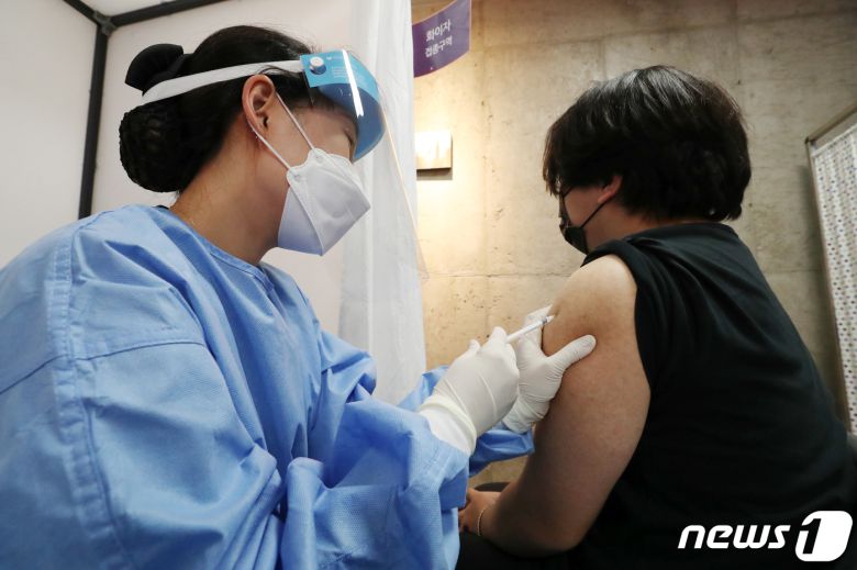 소아·청소년에 대한 신종 코로나바이러스 감염증(코로나19) 백신 접종이 시작된 1일 서울 관악구 에이치플러스 양지병원에서 한 청소년이 코로나19 백신접종을 받고 있다. 2021.11.1/뉴스1 © News1 민경석 기자