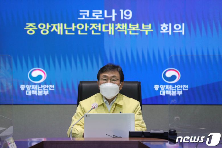 권덕철 중앙재난안전대책본부 1차장이 10일 오전 서울 종로구 정부서울청사에서 열린 신종 코로나바이러스 감염증(코로나19) 대응 중앙재난안전대책본부 회의에서 모두발언을 하고 있다. 2022.1.10/뉴스1 © News1 성동훈 기자