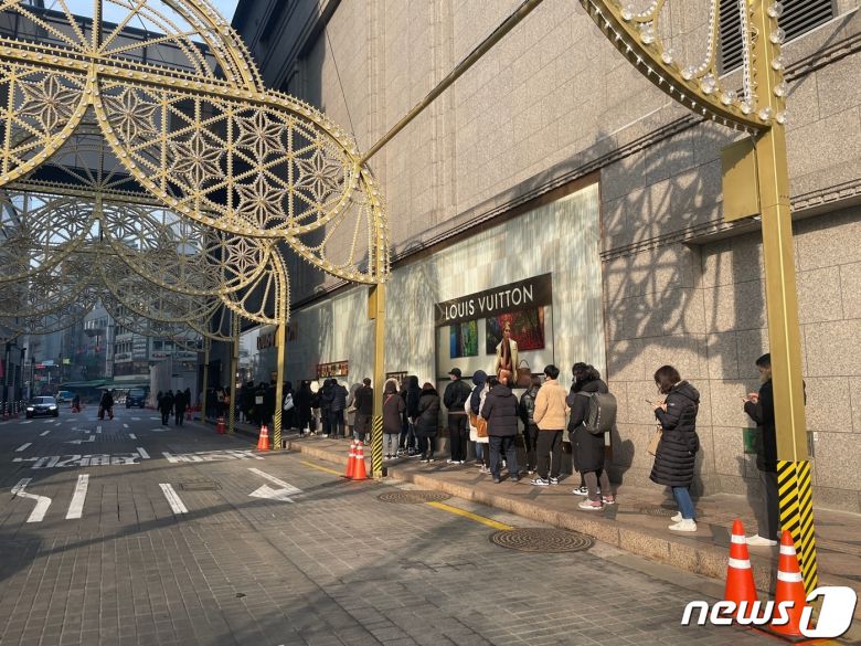 이날 오전 백화점 서문에는 롤렉스를 구매하기 위해 찾은 고객들이 줄을 서 있었다. © 뉴스1 신민경 기자